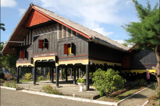 Rumah Cut Nyak Dhien TJIUNGGU TJERMIN, 1. Wahana Impian Malaka 69, 2. Taman Rusa Aceh Besar, 3. Jantho Panorama Park, 4. Pantai Lhokseudu, 5. Pantai Babah Dua, 6. Pantai Lampuuk, 7. Pantai Ujong Batee, 8. Air Terjun Suhom, 9. Air Terjun Kuta Malaka, 10. Air Terjun Peukan Biluy, 11. Taman Hutan Raya Pocut Meurah Intan, 12. Waduk Keuliling, 13. Pantai Lhoknga, 14. Teluk Jantang, 15. Bukit Gundul Semeuregui, 16. Lhok Seudu, 17. Pucok Krueng, 18. Wisata Sungai Brayeung, 19. Benteng Inong Balee, 20. Bukit Lamreh, 21. Pasir Putih, 22. Mon Ceunong, 23. Pemandian Air Panas “Ie Seueum”, 24. Kolam Mata Ie, 25. Taman Wisata Burung Dara, 26. Ilalang Park, 27. Lhok Mata Ie Ujong Pancu, 28. Air Terjun Elnaja, 29. Pantai Lambaro, 30. Rumah Cut Nyak Dhien, 31. Pantai Penyu, 32. Kebun Kurma Barbate, 33. Gunung Seulawah, 34. Pusat Latihan Gajah, 35. Pantai Lhok Mee