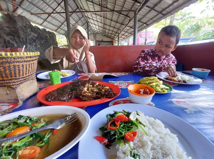 Rumah Makan Alang Alang via Google Maps Pegassus Chanel, 1. Rumah Makan Alang Alang, 2. Sate Kambing Muda H. Suharjo, 3. Rumah Makan Intan Jatibarang, 4. Rumah Makan Ohio, 5. RM Mantap, 6. Warung Makan Lengko Wari, 7. RM Djitoe Rajane Sambel Balongan, 8. Rumah Makan Lesehan Nur Anisa, 9. Warung Makan Sate Blengong Bu Kijah Brebes, 10. Rumah Makan Ronah, 11. RM Sate H. Moei, 12. RM. SATE KARYO, 13. Rumah Makan Putri H. Jahid, 14. RM Simpati, Jl Gor Brebes, 15. Warung Alas Daun – Warung Makan Paling Enak di Rest Area KM 260 Brebes, 16. Rumah Makan H. Dahlan, 17. Rumah Makan Kedung Roso, 18. Kupat Blengong Kasturi Rajak, 19. Bakso Pak Gimin, 20. Warung Sate Kambing Seger Bpk. Khadiri, 21. Rumah Makan Pak Tarwud, 22. Rumah Makan Putra Minang, 23. Sate Kambing SAKINAH, 24. Bu Nunung Restaurant, 25. Rumah Makan Kita Pejagan