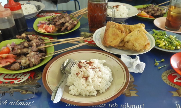 Rumah Makan H. Dahlan via Google Maps Dwi Prasetiyo, 1. Rumah Makan Alang Alang, 2. Sate Kambing Muda H. Suharjo, 3. Rumah Makan Intan Jatibarang, 4. Rumah Makan Ohio, 5. RM Mantap, 6. Warung Makan Lengko Wari, 7. RM Djitoe Rajane Sambel Balongan, 8. Rumah Makan Lesehan Nur Anisa, 9. Warung Makan Sate Blengong Bu Kijah Brebes, 10. Rumah Makan Ronah, 11. RM Sate H. Moei, 12. RM. SATE KARYO, 13. Rumah Makan Putri H. Jahid, 14. RM Simpati, Jl Gor Brebes, 15. Warung Alas Daun – Warung Makan Paling Enak di Rest Area KM 260 Brebes, 16. Rumah Makan H. Dahlan, 17. Rumah Makan Kedung Roso, 18. Kupat Blengong Kasturi Rajak, 19. Bakso Pak Gimin, 20. Warung Sate Kambing Seger Bpk. Khadiri, 21. Rumah Makan Pak Tarwud, 22. Rumah Makan Putra Minang, 23. Sate Kambing SAKINAH, 24. Bu Nunung Restaurant, 25. Rumah Makan Kita Pejagan