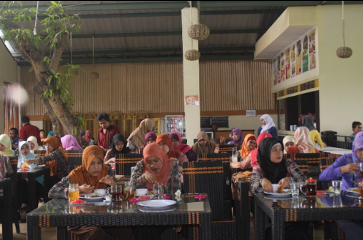 Rumah Makan Intan Jatibarang, 1. Rumah Makan Alang Alang, 2. Sate Kambing Muda H. Suharjo, 3. Rumah Makan Intan Jatibarang, 4. Rumah Makan Ohio, 5. RM Mantap, 6. Warung Makan Lengko Wari, 7. RM Djitoe Rajane Sambel Balongan, 8. Rumah Makan Lesehan Nur Anisa, 9. Warung Makan Sate Blengong Bu Kijah Brebes, 10. Rumah Makan Ronah, 11. RM Sate H. Moei, 12. RM. SATE KARYO, 13. Rumah Makan Putri H. Jahid, 14. RM Simpati, Jl Gor Brebes, 15. Warung Alas Daun – Warung Makan Paling Enak di Rest Area KM 260 Brebes, 16. Rumah Makan H. Dahlan, 17. Rumah Makan Kedung Roso, 18. Kupat Blengong Kasturi Rajak, 19. Bakso Pak Gimin, 20. Warung Sate Kambing Seger Bpk. Khadiri, 21. Rumah Makan Pak Tarwud, 22. Rumah Makan Putra Minang, 23. Sate Kambing SAKINAH, 24. Bu Nunung Restaurant, 25. Rumah Makan Kita Pejagan