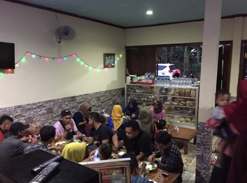 Rumah Makan Lesehan Mbak Kar iis chomah, 1. RM Serba Sambal Grobogan, 2. Danau Resto Purwodadi, 3. Rumah Makan Soybean Resto, 4. Rumah Makan Sambung Roso, 5. RM Raharjo Garang Asem, 6. Rm. Gubug Istana II, 7. Rumah Makan Ratna Arga Tirta, 8. Rumah Makan Lesehan Mbak Kar, 9. R.M. Sedep Yanto Ganjar Becek &amp; Sate Kerbau, 10. RM Noroyono Pak Djamin, 11. Pusat Kuliner Purwodadi, 12. Cafe &amp; Resto Pring Ndeso, 13. Dapoer Emak Purwodadi, 14. D’Lans Resto, 15. DEJAVU RESTO &amp; CAFE, 16. Pelangi Resto &amp; Cafe Purwodadi, 17. Warung Makan Ocha, 18. Rumah Makan MBAK SRI JAGO MUDA, 19. Rumah Makan Padang Simpang Mawar, 20. Warung Makan Ibu Hj. Kadri, 21. SUKA RASA RESTO, 22. Ayam Kremes Purwodadi, 23. Waroeng Soto Noroyono, 24. Warung Mbah Sum, 25. Babalu Crab, 26. Omah Angkringan, 27. Warung Makan Mbak Ping