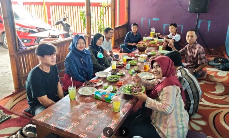 Rumah Makan Lesehan Nur Anisa via Google Maps Ningrum Brebes, 1. Rumah Makan Alang Alang, 2. Sate Kambing Muda H. Suharjo, 3. Rumah Makan Intan Jatibarang, 4. Rumah Makan Ohio, 5. RM Mantap, 6. Warung Makan Lengko Wari, 7. RM Djitoe Rajane Sambel Balongan, 8. Rumah Makan Lesehan Nur Anisa, 9. Warung Makan Sate Blengong Bu Kijah Brebes, 10. Rumah Makan Ronah, 11. RM Sate H. Moei, 12. RM. SATE KARYO, 13. Rumah Makan Putri H. Jahid, 14. RM Simpati, Jl Gor Brebes, 15. Warung Alas Daun – Warung Makan Paling Enak di Rest Area KM 260 Brebes, 16. Rumah Makan H. Dahlan, 17. Rumah Makan Kedung Roso, 18. Kupat Blengong Kasturi Rajak, 19. Bakso Pak Gimin, 20. Warung Sate Kambing Seger Bpk. Khadiri, 21. Rumah Makan Pak Tarwud, 22. Rumah Makan Putra Minang, 23. Sate Kambing SAKINAH, 24. Bu Nunung Restaurant, 25. Rumah Makan Kita Pejagan
