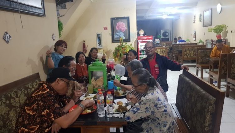 Rumah Makan Padang Simpang Mawar, 1. RM Serba Sambal Grobogan, 2. Danau Resto Purwodadi, 3. Rumah Makan Soybean Resto, 4. Rumah Makan Sambung Roso, 5. RM Raharjo Garang Asem, 6. Rm. Gubug Istana II, 7. Rumah Makan Ratna Arga Tirta, 8. Rumah Makan Lesehan Mbak Kar, 9. R.M. Sedep Yanto Ganjar Becek &amp; Sate Kerbau, 10. RM Noroyono Pak Djamin, 11. Pusat Kuliner Purwodadi, 12. Cafe &amp; Resto Pring Ndeso, 13. Dapoer Emak Purwodadi, 14. D’Lans Resto, 15. DEJAVU RESTO &amp; CAFE, 16. Pelangi Resto &amp; Cafe Purwodadi, 17. Warung Makan Ocha, 18. Rumah Makan MBAK SRI JAGO MUDA, 19. Rumah Makan Padang Simpang Mawar, 20. Warung Makan Ibu Hj. Kadri, 21. SUKA RASA RESTO, 22. Ayam Kremes Purwodadi, 23. Waroeng Soto Noroyono, 24. Warung Mbah Sum, 25. Babalu Crab, 26. Omah Angkringan, 27. Warung Makan Mbak Ping