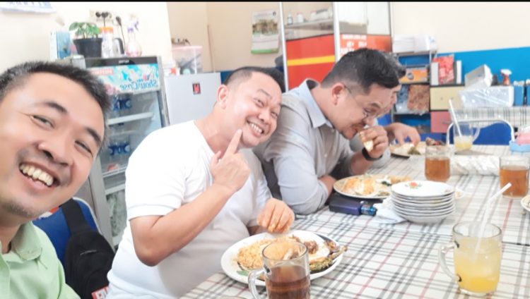 Rumah Makan Padang Putra Sikumbang Sarwo Ono Notoredjo, 1. Rumah Makan Taman New Aroma, 2. Rumah Makan Sari Laut, 3. Ka Ho, 4. DSC Dapur Seafood Cilacap, 5. RM Sate Kambing & Pondok Makan Lesehan Sidoroso, 6. Lesehan Ikan Bakar 70, 7. Dapur Mamo Cilacap, 8. Warung Makan David Galipat, 9. Sate Ayam Martawi, 10. Omah Sambel, 11. Mie Dua Rasa (Midura), 12. Sate Inggil, 13. Warung Asik Cilacap, 14. Cafe Daun, 15. Ayam Bakar Lunak Sawah Besar, 16. Gosteak Cilacap, 17. Rocket Chicken Rinjani, 18. Lesehan Mendoan Sudiroso, 19. Nasi rames Sabar Menanti, 20. Mie Naga, 21. Marto Joyo Restaurant, 22. Rumah Makan Padang Putra Sikumbang, 23. Pondok La-Bia, 24. Warung Ikan Bakar Sari Ayu, 25. Rumah Makan Karang Mekar, 26. Ikan Bakar Yayat, 27. Bebek goreng Lik Cip Cilacap, 28. Warung Aldo & Sky Dinning Cilacap, 29. Dapur Kharisma, 30. Bu Nur’s Local Eatery, 31. Warung Makan Bu Cici, 32. Rumah Makan Andalas, 33. Chicken Crush, 34. Rumah Makan Padang Denai, 35. AYAM GORENG KREMESAN Hj. Diah Rudiyono, 36. D’YERIKO CORNER, 37. Angkringan Babeh 3, 38. Lesehan Ikan Bakar Citra Rasa Bu Towa’ah, 39. Rumah Makan Padang Do’a Mande