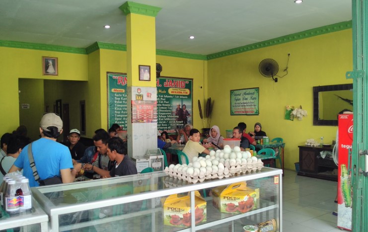 Rumah Makan Putri H. Jahid Diva Keshawa, 1. Rumah Makan Alang Alang, 2. Sate Kambing Muda H. Suharjo, 3. Rumah Makan Intan Jatibarang, 4. Rumah Makan Ohio, 5. RM Mantap, 6. Warung Makan Lengko Wari, 7. RM Djitoe Rajane Sambel Balongan, 8. Rumah Makan Lesehan Nur Anisa, 9. Warung Makan Sate Blengong Bu Kijah Brebes, 10. Rumah Makan Ronah, 11. RM Sate H. Moei, 12. RM. SATE KARYO, 13. Rumah Makan Putri H. Jahid, 14. RM Simpati, Jl Gor Brebes, 15. Warung Alas Daun – Warung Makan Paling Enak di Rest Area KM 260 Brebes, 16. Rumah Makan H. Dahlan, 17. Rumah Makan Kedung Roso, 18. Kupat Blengong Kasturi Rajak, 19. Bakso Pak Gimin, 20. Warung Sate Kambing Seger Bpk. Khadiri, 21. Rumah Makan Pak Tarwud, 22. Rumah Makan Putra Minang, 23. Sate Kambing SAKINAH, 24. Bu Nunung Restaurant, 25. Rumah Makan Kita Pejagan