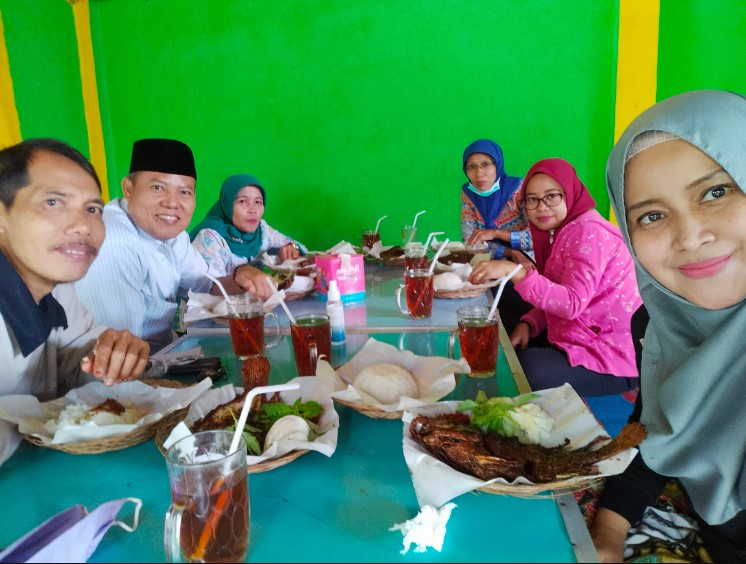 Rumah Makan Ratna Arga Tirta Haji Budiyono, 1. RM Serba Sambal Grobogan, 2. Danau Resto Purwodadi, 3. Rumah Makan Soybean Resto, 4. Rumah Makan Sambung Roso, 5. RM Raharjo Garang Asem, 6. Rm. Gubug Istana II, 7. Rumah Makan Ratna Arga Tirta, 8. Rumah Makan Lesehan Mbak Kar, 9. R.M. Sedep Yanto Ganjar Becek &amp; Sate Kerbau, 10. RM Noroyono Pak Djamin, 11. Pusat Kuliner Purwodadi, 12. Cafe &amp; Resto Pring Ndeso, 13. Dapoer Emak Purwodadi, 14. D’Lans Resto, 15. DEJAVU RESTO &amp; CAFE, 16. Pelangi Resto &amp; Cafe Purwodadi, 17. Warung Makan Ocha, 18. Rumah Makan MBAK SRI JAGO MUDA, 19. Rumah Makan Padang Simpang Mawar, 20. Warung Makan Ibu Hj. Kadri, 21. SUKA RASA RESTO, 22. Ayam Kremes Purwodadi, 23. Waroeng Soto Noroyono, 24. Warung Mbah Sum, 25. Babalu Crab, 26. Omah Angkringan, 27. Warung Makan Mbak Ping