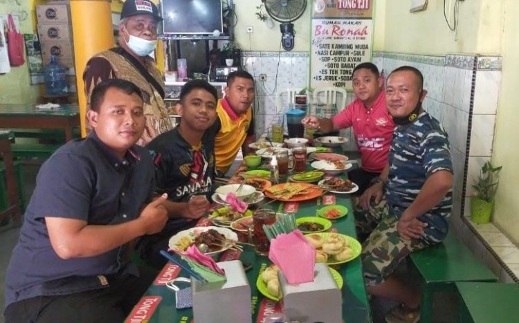 Rumah Makan Ronah via Google Maps Jazz Rudi, 1. Rumah Makan Alang Alang, 2. Sate Kambing Muda H. Suharjo, 3. Rumah Makan Intan Jatibarang, 4. Rumah Makan Ohio, 5. RM Mantap, 6. Warung Makan Lengko Wari, 7. RM Djitoe Rajane Sambel Balongan, 8. Rumah Makan Lesehan Nur Anisa, 9. Warung Makan Sate Blengong Bu Kijah Brebes, 10. Rumah Makan Ronah, 11. RM Sate H. Moei, 12. RM. SATE KARYO, 13. Rumah Makan Putri H. Jahid, 14. RM Simpati, Jl Gor Brebes, 15. Warung Alas Daun – Warung Makan Paling Enak di Rest Area KM 260 Brebes, 16. Rumah Makan H. Dahlan, 17. Rumah Makan Kedung Roso, 18. Kupat Blengong Kasturi Rajak, 19. Bakso Pak Gimin, 20. Warung Sate Kambing Seger Bpk. Khadiri, 21. Rumah Makan Pak Tarwud, 22. Rumah Makan Putra Minang, 23. Sate Kambing SAKINAH, 24. Bu Nunung Restaurant, 25. Rumah Makan Kita Pejagan