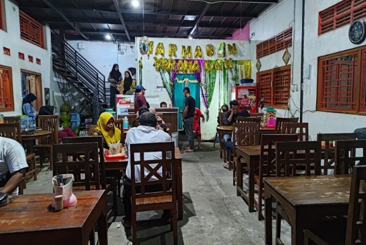 Rumah Makan Simo Chicken, 1. KEDAI MATMOEN, 3. Bamboo Arum Restaurant, 4. Soto Segeer Mbok Giyem, 5. Waroeng Iga Pak Wid, 6. Spesial Sambal SS Heritage, 7. Ini Baru Rajanya Steak, 8. Warung Soto Seger Hj. Fatimah, 9. Star Steak Boyolali, 10. Waroeng Wepede, 11. Ayam Penyet Suroboyo, 12. Kedai Mujur’s, 13. Mager Resto, 14. Rumah Makan Mina Tlatar Indah, 15. Warung Penyet Rejosari, 16. Ayam &amp; Bebek Goreng Pak Pono, 17. Warung Pak Pinggir Pengging, 18. Nasgor 212 Boyolali, 19. Soto Ndelik Boyolali, 20. RM Soto Rumput Khas Boyolali, 21. Omah belvan, 22. Kedai Wangsa, 23. Bebek Goreng Pak Gemboel, 24. Rumah Makan “Simo Chicken”, 25. Kedai Ayam Goreng Kremes Bu Nani, 26. Gapura Cafe &amp; Resto, 27. Kuliner Bu Yoso, 28. Yoko Ramen, 29. Deselokaton