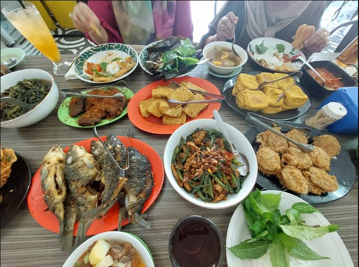 Rumah Makan Simpang Rawi Kus Ambarwati, 1. Dairyland Riverside Puncak, 2. RM BUMI AKI, 3. Dairyland Mountain View, 4. Sate Kambing Hanjawar, 5. Nicole’s Kitchen & Lounge, 6. Bavarian Haus Bratwurst ‘n Grill, 7. Sate Kiloan PSK, 8. Rumah Makan Simpang Rawi, 9. Sate Shinta, 10. Rindu Alam Taman Ciherang, 11. Rumah makan sinar alam, 12. Kembali Ke Alam, 13. Mamifokobo Café & Kitchen – Ciloto, 14. Warung nasi Mang Ade, 15. Resto & cafe Puncak Asri, 16. Dulang Riverside Restorant, 17. Sky Garden Resto, 18. Meranti Restoran, 19. Tremonti Skylounge, 20. SERAI CAFE – Novus Giri Resort and Spa, 21. THE GRAND HILL BISTRO & CAFE, 22. Cemara Resto At Puncak Pass Resort