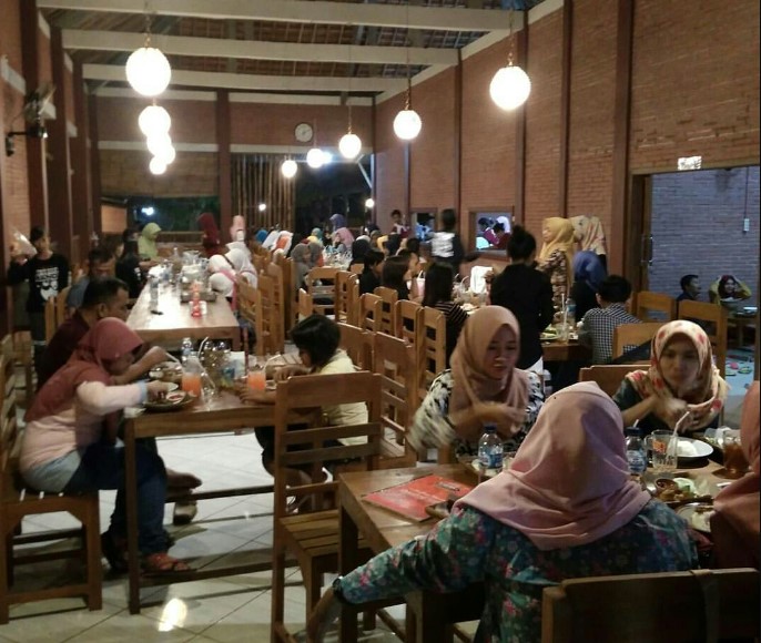 Sambel Lalap, 1. Pondok Juminten, 2. Resto D’Joglo, 3. Warung Makan Pak Galo, 4. Kurma Resto & Coffee Shop, 5. Mr Teguh Chicken Satay Shop, 6. Warung Lesehan Ikan Bakar “TALAUT 225”, 7. Logissteak Blora, 8. Sambel Lalap, 9. Depot Bakmi Kolonel, 10. Warung Lesehan Rawa Peni, 11. Bakso Patriot Blora, 12. Nasi Goreng Pak Gendut Blora, 13. Bakso Kumis, 14. Sate Ayam Pak Kadirun Blora, 15. RM Padang Jetis, 16. Koplakan Pusat Kuliner, 17. Warung Mbok Penyet, 18. Ayam Geprek Sako Blora, 19. Sego Kobong 70 BBM, 20. Warung Makan Lesehan Mbak Tun, 21. Bang Jago, 22. Kedai Boemi, 23. RM. Sambele Bu’e, 24. SAVANA RESTO CAFE, 25. Teras sunda, 26. Nasi Pecel Mbah Jito, 27. Warung Pecel “Mak Tirah”, 28. Warung Makan Pojok Gogor, 29. Warung Makan Jo’gelo