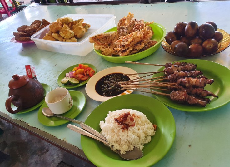 Sate Kambing Muda H. Suharjo via Google Maps Suginto Hung, 1. Rumah Makan Alang Alang, 2. Sate Kambing Muda H. Suharjo, 3. Rumah Makan Intan Jatibarang, 4. Rumah Makan Ohio, 5. RM Mantap, 6. Warung Makan Lengko Wari, 7. RM Djitoe Rajane Sambel Balongan, 8. Rumah Makan Lesehan Nur Anisa, 9. Warung Makan Sate Blengong Bu Kijah Brebes, 10. Rumah Makan Ronah, 11. RM Sate H. Moei, 12. RM. SATE KARYO, 13. Rumah Makan Putri H. Jahid, 14. RM Simpati, Jl Gor Brebes, 15. Warung Alas Daun – Warung Makan Paling Enak di Rest Area KM 260 Brebes, 16. Rumah Makan H. Dahlan, 17. Rumah Makan Kedung Roso, 18. Kupat Blengong Kasturi Rajak, 19. Bakso Pak Gimin, 20. Warung Sate Kambing Seger Bpk. Khadiri, 21. Rumah Makan Pak Tarwud, 22. Rumah Makan Putra Minang, 23. Sate Kambing SAKINAH, 24. Bu Nunung Restaurant, 25. Rumah Makan Kita Pejagan