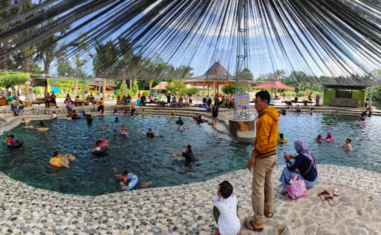 Sendang Wangi KULINER ANDALAN, 1. Pantai Pasir Putih Remen, 2. Pantai Kelapa Tuban, 3. Pantai Boom, 4. Air Terjun Nglirip, 5. Pantai Cemara, 6. Pantai Sowan Tuban, 7. Goa Ngerong Tuban, 8. Goa Akbar, 9. Pemandian Bektiharjo Tuban, 10. Pemandian Air Panas Prataan Tuban, 11. Alun-alun Tuban, 12. Makam Sunan Bonang, 13. Mangrove Center, 14. Klenteng Kwan Sing Bio, 15. Wisata Pelang, 16. Wisata Sendang Asmoro, 17. Masjid Agung Tuban, 18. TAMAN SLEKO, 19. WISATA SILOWO MERAKURAK, 20. Mata Air Krawak, 21. Air Terjun Banyulangse, 22. Goa Suci Tuban, 23. Goa Kancing Tuban, 24. Watu Ondo Tuban, 25. Museum Kambang Putih, 26. Pondok Pesantren Perut Bumi Al – Maghribi, 27. Perum Perhutani KPH Jatirogo, 28. Wisata Tebing Pelangi, 29. Air Terjun Sanggrahan, 30. Air Terjun Wukirharjo, 31. Pantai Socorejo, 32. Kambang Putih Tuban Park, 33. Taman Hutan Kota Tuban, 34. Sendang Wangi, 35. Pantai Surindah, 36. Tanazawi Agriculture EduPark & Leisure – Kebun Durian, 37. Goa Putri Asih, 38. Air Terjun Lembah Bongok Tuban, 39. Bukit Trantang, 1. Garang Asem, 2. Belut Goreng Ala Tuban