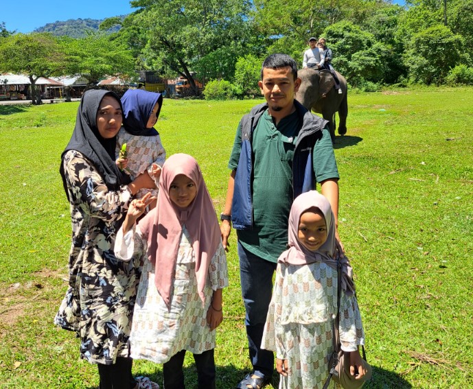 Sekolah Pelatihan Gajah Saree Adi Darma, 1. Museum Tsunami, 2. Pulau Rubiah, 3. Pantai Iboih, 4. Masjid Raya Baiturrahman, 5. Air Terjun Blang Kolam, 6. Air Terjun Suhom, 7. Danau Laut Tawar, 8. Pantai Lhoknga, 9. Rumah Cut Nyak Dien, 10. Taman Hutan Raya Pocut Meurah Intan, 11. Air Terjun Kuta Malaka, 12. Tugu Nol Kilometer, 13. Pulau Batee, 14. Pulau Keluang, 15. Goa Sarang, 16. Ujong Seukee, 17. Pulo Aceh, 18. Air Terjun Pria Laot, 19. Air Terjun Tansaran Bidin, 20. Air Terjun Tahura Saree, 21. Kuala Paret, 22. Lingkok Kuwieng, 23. Kuala Merisi, 24. Pualu Pusong, 25. Pantai Tebing Lampuuk, 26. Pantan Terong, 27. Benteng Iskandar Muda dan Benteng Indrapatra, 28. Pusat Latihan Gajah Saree, 29. Air Terjun Peukan Biluy , 30. Goa Loyang Koro, 31. Gua putri pukes, 32. Cagar Alam Jantho, 33. Objek Wisata Putroe Aloh – Pucok Krueng , 34. Gunung Seulawah Agam, 35. Gunung Borni Telong, 36. Pulau Seumadu, 37. Kegiatan diving wisata di Pulau Weh, 38. Pantai Ujong Kareung, 39. Bukit Lamreh, 40. Pantai Ulee Lheue