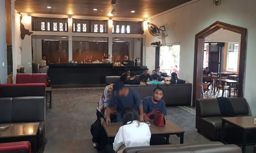 1. Champion Cafe Medan, 2. Coffee Hitam Putih, 3. Sosmed Cafe Abdullah Lubis, 4. Serayu Coffee, 5. Coffee Box Palang Merah, 6. Ben’s Cafe (Tutup Sementara), 7. Opal Coffee, 8. Jinjit Coffee and bistro, 9. Macehat Coffee, 10. The L.Co Coffee, 11. Lekker Urban Food House Putri Hijau, 12. The Thirty-Six , 13. Desadesa Resto, 14. Cafe Rumah Pohon, 15. Kito Garden Cafe & Resto, 16. Opal Coffee, 17. D’Raja Coffee, 18. Roemah Kopi Wak Noer, 19. Junction Cafe, 20. Brothers Cafe, 21. Tropical Rooftop, 22. House of Brew, 23. Monk’s Coffee Roasters, 24. Kalasua Coffee and Eatery, 25. L’Tropico by Haban, 26. The Edge Restaurant, 27. Lavender The Purple, 28. At Pound, 29. Vulcanic Resto & Bar, 30. Level 02 Rooftop, 31. Purezza Cafe ( Non Halal), 32. Kinley Bistro, 33. Me & Coffee Works, 34. TableTop Board Game Cafe, 35. Kopi Kok Tong Siantar, 36. Kohi91, 37. Arata Coffee, 38. Havana Cafe, 39. Cafe Jalan Semarang