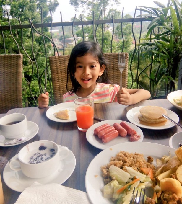 Sky Garden Resto Soehandi Jo-Jo-Jo, 1. Dairyland Riverside Puncak, 2. RM BUMI AKI, 3. Dairyland Mountain View, 4. Sate Kambing Hanjawar, 5. Nicole’s Kitchen & Lounge, 6. Bavarian Haus Bratwurst ‘n Grill, 7. Sate Kiloan PSK, 8. Rumah Makan Simpang Rawi, 9. Sate Shinta, 10. Rindu Alam Taman Ciherang, 11. Rumah makan sinar alam, 12. Kembali Ke Alam, 13. Mamifokobo Café & Kitchen – Ciloto, 14. Warung nasi Mang Ade, 15. Resto & cafe Puncak Asri, 16. Dulang Riverside Restorant, 17. Sky Garden Resto, 18. Meranti Restoran, 19. Tremonti Skylounge, 20. SERAI CAFE – Novus Giri Resort and Spa, 21. THE GRAND HILL BISTRO & CAFE, 22. Cemara Resto At Puncak Pass Resort