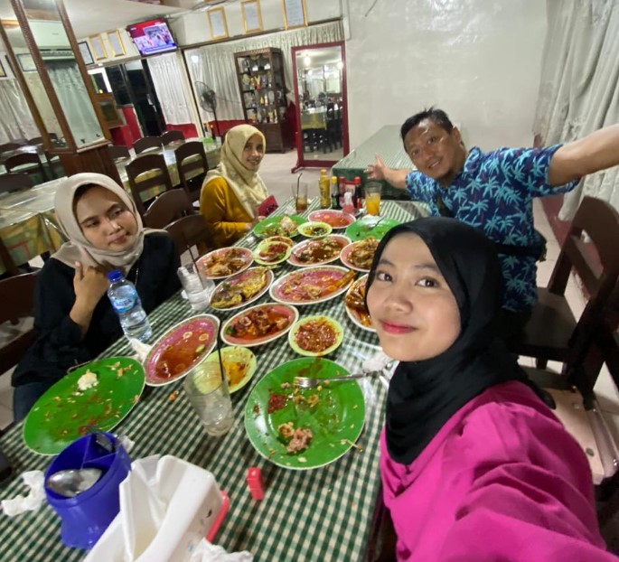 Sunda Kelapa Seafood Deny Kurniawan, 1. Ombak Tepi Laut, 2. Marina Kitchen, 3. Jimbaran Resto, 4. Talaga Sampireun (Tutup), 5. Le Bridge, 6. Segarra Ancol (Tutup), 7. Bandar Djakarta, 8. Seaside Suki (Tutup Permanen), 9. Nelayan Seafood Restaurant (Tutup), 10. Gubug Makan Mang Engking Ancol, 11. The Pier Bay Kalaha, 12. Teratai Restaurant- Discovery Hotel (Tutup), 13. A&amp;W Ancol, 14. Nyiur Resto, 15. Oceanic Seabreeze (Tutup), 16. Saung Layaran, 17. 33 Degress Rooftop Lounge And Bar, 18. Ayam Tepi Laut, 19. Columbus Cafe, 20. BEACHFOOD ANCOL, 21. Sunda Kelapa Seafood