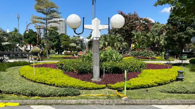 Surya Park Kkameo K, 1. Wisata Monumen Pahlawan, 2. Wisata patung Buddha dengan Empat Wajah , 3. Wisata Jembatan Merah , 4. Wisata Monumen Kapal Selam di Surabaya, 5. Taman Harmoni Keputih, 6. Wisata Museum WR. Soepratman , 7. Wisata Kelenteng Hong Tiek Hian, 8. Wisata Jembatan Suramadu, 9. Wisata Rumah Batik, 10. Wisata Monumen Bambu Runcing , 11. Wisata Ciputra Waterpark (Tutup), 12. Wisata Kebun Binatang Surabaya , 13. Wisata Hutan Mangrove Wonorejo, 14. Wisata Pantai Kenjeran, 15. Wisata Pasar Bunga Bratang , 16. Wisata Masjid Nasional Al-Akbar di Surabaya, 17. Wisata Gereja Perawan Maria Tak Berdosa , 18. Wisata Taman Bungkul , 19. Wisata Taman Apsari , 20. Taman Dr. Soetomo (Taman Korea) , 21. Wisata Taman Mayangkara di Surabaya, 22. Wisata Taman Pelangi , 23. Wisata Taman Mundu , 24. Taman Buah Undaan di Surabaya, 25. Wisata Taman Prestasi di Surabaya, 26. Wisata House of Sampoerna , 27. Surabaya North Quay, 28. Taman Gantung Surabaya, 29. Monumen Suroboyo – Suroboyo Park, 30. Jembatan Biru Kenjeran Surabaya, 31. Food Junction Grand Pakuwon, 32. Skate & BMX Surabaya, 33. Waterpark Kenjeran – Ria Beach Kenjeran, 34. Arca Joko Dolog Surabaya, 35. Monumen Patung Gubernur Suryo, 36. Masjid Ampel Surabaya, 37. Perpustakaan Bank Indonesia, 38. Kebun Bibit Wonorejo, 39. Museum Kesehatan Dr. Adhyatma, 40. Jalan Kembang Jepun, 41. THR (Taman Hiburan Rakyat), 42. Masjid Muhammad Cheng Hoo, 43. Kebun Bibit Ngagel Jaya (Kebun Bibit Wonorejo 2), 44. Museum Surabaya (Gedung Siola), 45. Monumen Jalesveva Jayamahe, 45. Taman Kenjeran Surabaya, 46. Jalan Tunjungan Surabaya, 47. Kampung Bulak Surabaya, 48. Gereja Kepanjen, Surabaya, 49. Klenteng Sanggar Agung, 50. Taman Sakura Keputih, 51. Suroboyo Carnival Park (Tutup), 52. G Walk Surabaya, 53. Hutan Bambu Keputih, 54. De Mata Trick Eye Museum (Tutup), 55. Kebun Bibit Surabaya, 56. Taman Pertanian Terpadu Balas Klumprik, 57. Kota Tua Surabaya, 58. Taman Cahaya, 59. Surya Park