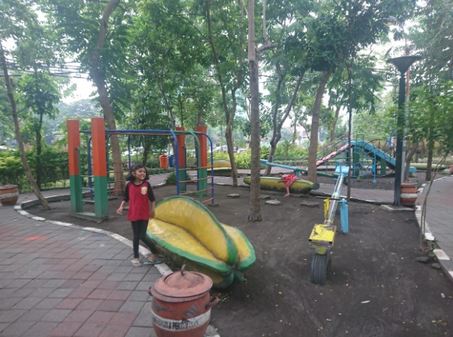 1. Wisata Monumen Pahlawan, 2. Wisata patung Buddha dengan Empat Wajah , 3. Wisata Jembatan Merah , 4. Wisata Monumen Kapal Selam di Surabaya, 5. Taman Harmoni Keputih, 6. Wisata Museum WR. Soepratman , 7. Wisata Kelenteng Hong Tiek Hian, 8. Wisata Jembatan Suramadu, 9. Wisata Rumah Batik, 10. Wisata Monumen Bambu Runcing , 11. Wisata Ciputra Waterpark (Tutup), 12. Wisata Kebun Binatang Surabaya , 13. Wisata Hutan Mangrove Wonorejo, 14. Wisata Pantai Kenjeran, 15. Wisata Pasar Bunga Bratang , 16. Wisata Masjid Nasional Al-Akbar di Surabaya, 17. Wisata Gereja Perawan Maria Tak Berdosa , 18. Wisata Taman Bungkul , 19. Wisata Taman Apsari , 20. Taman Dr. Soetomo (Taman Korea) , 21. Wisata Taman Mayangkara di Surabaya, 22. Wisata Taman Pelangi , 23. Wisata Taman Mundu , 24. Taman Buah Undaan di Surabaya, 25. Wisata Taman Prestasi di Surabaya, 26. Wisata House of Sampoerna , 27. Surabaya North Quay, 28. Taman Gantung Surabaya, 29. Monumen Suroboyo – Suroboyo Park, 30. Jembatan Biru Kenjeran Surabaya, 31. Food Junction Grand Pakuwon, 32. Skate & BMX Surabaya, 33. Waterpark Kenjeran – Ria Beach Kenjeran, 34. Arca Joko Dolog Surabaya, 35. Monumen Patung Gubernur Suryo, 36. Masjid Ampel Surabaya, 37. Perpustakaan Bank Indonesia, 38. Kebun Bibit Wonorejo, 39. Museum Kesehatan Dr. Adhyatma, 40. Jalan Kembang Jepun, 41. THR (Taman Hiburan Rakyat), 42. Masjid Muhammad Cheng Hoo, 43. Kebun Bibit Ngagel Jaya (Kebun Bibit Wonorejo 2), 44. Museum Surabaya (Gedung Siola), 45. Monumen Jalesveva Jayamahe, 45. Taman Kenjeran Surabaya, 46. Jalan Tunjungan Surabaya, 47. Kampung Bulak Surabaya, 48. Gereja Kepanjen, Surabaya, 49. Klenteng Sanggar Agung, 50. Taman Sakura Keputih, 51. Suroboyo Carnival Park (Tutup), 52. G Walk Surabaya, 53. Hutan Bambu Keputih, 54. De Mata Trick Eye Museum (Tutup), 55. Kebun Bibit Surabaya, 56. Taman Pertanian Terpadu Balas Klumprik, 57. Kota Tua Surabaya, 58. Taman Cahaya, 59. Surya Park