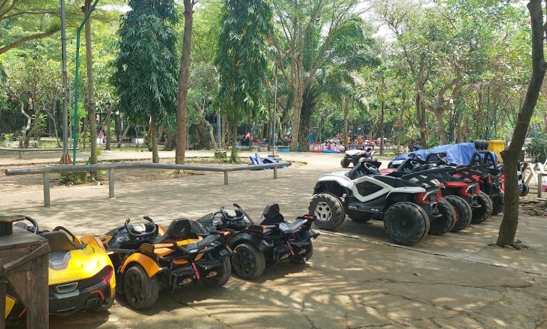 Taman Edupark Achmad Teguh Wahyudin, SH. MH., 1. Alun-alun Kota Sragen, 2. Museum Prasejarah Sangiran, 3. Taman Ndayu Alam Asri, 4. Waduk Kedung Ombo, 5. Gunung Kemukus, 6. Wisata Pemandian Air Panas Bayanan, 7. Taman Kridoanggo Sragen, 8. Taman Sukowati, 9. Kolam Renang Kartika, 10. Wisata Alam Betisrejo, 11. Galeri Batik Sukowati, 12. Waduk Blimbing, 13. Waduk Gebyar, 14. Edupark Gemolong Sragen, 15. Kolam Renang Doeng Cuo , 16. Air Terjun Dung Jengglong, 17. Kedung Grujug Sragen, 18. Elok Waterpark, 19. Pemandian Sendang Kun Gerit, 20. Waduk Kembangan, 21. Gunung Banyak, 22. Makam Joko Tingkir, 23. Wisata Batik Dewi Arum Kliwonan, 24. Pemandian Air Panas Sendang Panguripan (Ngunut), 25. Museum Manusia Purba Klaster Bukuran, 26. Ganesha Technopark (Tutup Sementara)