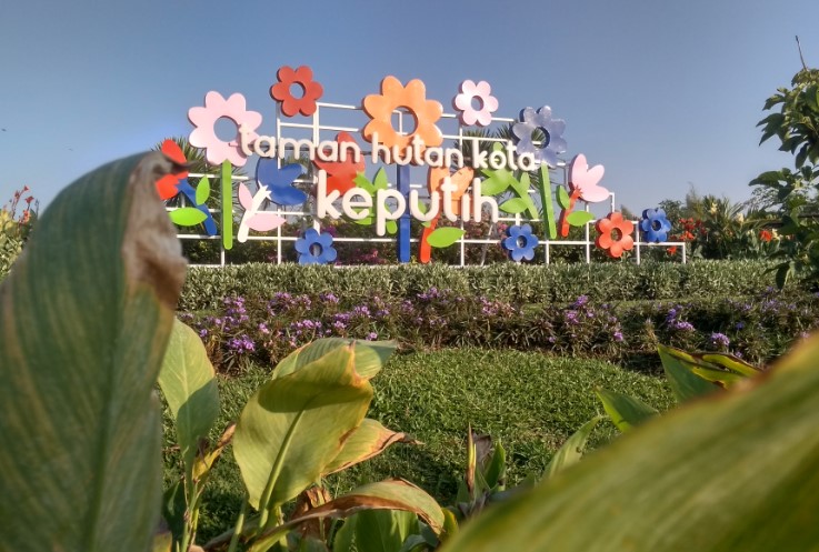 Taman Harmoni Keputih muhammad amarudin, 1. Wisata Monumen Pahlawan, 2. Wisata patung Buddha dengan Empat Wajah , 3. Wisata Jembatan Merah , 4. Wisata Monumen Kapal Selam di Surabaya, 5. Taman Harmoni Keputih, 6. Wisata Museum WR. Soepratman , 7. Wisata Kelenteng Hong Tiek Hian, 8. Wisata Jembatan Suramadu, 9. Wisata Rumah Batik, 10. Wisata Monumen Bambu Runcing , 11. Wisata Ciputra Waterpark (Tutup), 12. Wisata Kebun Binatang Surabaya , 13. Wisata Hutan Mangrove Wonorejo, 14. Wisata Pantai Kenjeran, 15. Wisata Pasar Bunga Bratang , 16. Wisata Masjid Nasional Al-Akbar di Surabaya, 17. Wisata Gereja Perawan Maria Tak Berdosa , 18. Wisata Taman Bungkul , 19. Wisata Taman Apsari , 20. Taman Dr. Soetomo (Taman Korea) , 21. Wisata Taman Mayangkara di Surabaya, 22. Wisata Taman Pelangi , 23. Wisata Taman Mundu , 24. Taman Buah Undaan di Surabaya, 25. Wisata Taman Prestasi di Surabaya, 26. Wisata House of Sampoerna , 27. Surabaya North Quay, 28. Taman Gantung Surabaya, 29. Monumen Suroboyo – Suroboyo Park, 30. Jembatan Biru Kenjeran Surabaya, 31. Food Junction Grand Pakuwon, 32. Skate & BMX Surabaya, 33. Waterpark Kenjeran – Ria Beach Kenjeran, 34. Arca Joko Dolog Surabaya, 35. Monumen Patung Gubernur Suryo, 36. Masjid Ampel Surabaya, 37. Perpustakaan Bank Indonesia, 38. Kebun Bibit Wonorejo, 39. Museum Kesehatan Dr. Adhyatma, 40. Jalan Kembang Jepun, 41. THR (Taman Hiburan Rakyat), 42. Masjid Muhammad Cheng Hoo, 43. Kebun Bibit Ngagel Jaya (Kebun Bibit Wonorejo 2), 44. Museum Surabaya (Gedung Siola), 45. Monumen Jalesveva Jayamahe, 45. Taman Kenjeran Surabaya, 46. Jalan Tunjungan Surabaya, 47. Kampung Bulak Surabaya, 48. Gereja Kepanjen, Surabaya, 49. Klenteng Sanggar Agung, 50. Taman Sakura Keputih, 51. Suroboyo Carnival Park (Tutup), 52. G Walk Surabaya, 53. Hutan Bambu Keputih, 54. De Mata Trick Eye Museum (Tutup), 55. Kebun Bibit Surabaya, 56. Taman Pertanian Terpadu Balas Klumprik, 57. Kota Tua Surabaya, 58. Taman Cahaya, 59. Surya Park