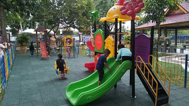 Taman Kota Pekanbaru Efendy A, 1. Istana Siak, 2. ASIA FARM HAYDAY¹, 3. Pantai Cinta, Teluk Jering Tambang, 4. Kasang Kulim Zoo, 5. Citraland Waterpark, 6. Taman Kota Pekanbaru, 7. Wisata Danau Raja Rengat, 8. Bukit Ulu Kasok, 9. Bandar Bakau Dumai, 10. Labersa Water Park Riau Fantasi, 11. Pantai Selat Baru, 12. Candi Muara Takus, 13. Taman Rekreasi Alam Mayang Pekanbaru, 14. Lapangan Pasir Bengkalis, 15. Pantai Tanjung Medang, Teluk Rhu Rupat, 16. Pantai Tenggayun, 17. Pantai Marina, 18. Danau Rusa Kampar, 19. Wisata Hutan Pinus Cadika, 20. Wisata Bono, Berselancar di Sungai Kampar, 21. Perpustakaan Soeman H.S, 22. Taman Wisata Alam Koboko, 23. Air Terjun TEMBULUN Kinutan, 24. Agro Wisata Pelangi, 25. KAMPOENG RABBIT’S KULIM, 26. Museum Sang Nila Utama Pekanbaru, 27. Desa Okura Pekanbaru, 28. Pantai Sepahat, 29. Taman Hutan Raya Sultan Syarif Kasim, 30. Taman Andam Dewi, 31. Rumah Lontik, 32. Kawah Biru, 33. Pulau Jemur, 34. Air Terjun Pangkalan Kapas, 35. Air Terjun Panisan, 36. Pulau Beting Aceh, 37. Hutan Mangrove Sebauk, 39. Jembatan Water Front City Bangkinang, 39. Masjid Raya An-Nur Provinsi Riau