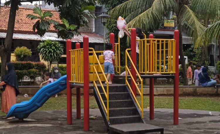 Taman Mahoni Siti Haryati, 1. Taman Wiladatika, 2. Eldorado Water Park, 3. CIBUBUR GARDEN Eat & Play, 4. Kampoeng Maen Cibubur, 5. Telaga Arwana Cibubur, 6. Kampung Cina, 7. Taman Wisata Lebah, 8. Taman Mini Indonesia Indah, 9. Cibubur Garden Dairy, 10. Cibubur Junction, 11. Buperta Cibubur, 12. Monumen Pancasila Sakti, 13. Taman Cibubur Ciraos Adib RS, 14. Fantasy Island Cibubur, 15. Museum Komodo dan Taman Reptil, 16. Museum Perangko , 17. Taman Buah Mekarsari, 18. Kolam Renang Splash Waterpark Cibubur Country Cikeas, 19. Kolam Renang Tirta Teja, 20. Danau Jambore, 21. Hutan Pinus Cibubur, 22. Taman Mahoni, 23. Kampung Jepang, 24. Jakarta Gems Center, 25. Monumen Perjuangan Jatinegara