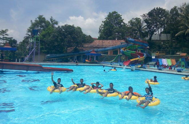 Taman Wisata Alam (TWA) Linggarjati Uus Suhatna, 1. Sangkan Resort Aqua Park, 2. Kolam Renang Zam Zam, 3. The Mountain Recreation Park, 4. Taman Wisata Alam (TWA) Linggarjati, 5. Kolam Renang Paniis, 6. Bumi Pelangi, 7. Wisata Taman Rekreasi Salsabila Kuningan, 8. Kolam Renang Sanggariang, 9. Sangkanhurip, 10. Kolam Renang Tirta Agung Mas, 11. Kolam Renang J&J Kuningan, 12. Kolam Renang Linggarjati, 13. Pemandian Cibuntu, 14. Kolam Renang Dino Waterpark, 15. Wisata Side Land, 16. Kolam Renang Cipanas, 17. Kolam De’Goah Kuningan, 18. Kolam Renang Wisata Cibuntu, 19. Kolam Renang Mini Artar, 20. Kolam Renang Pemandian Cibulan