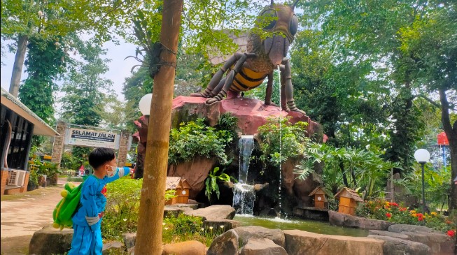 Taman Wisata Lebah Aisyah Fatihah Mumtazah, 1. Taman Wiladatika, 2. Eldorado Water Park, 3. CIBUBUR GARDEN Eat & Play, 4. Kampoeng Maen Cibubur, 5. Telaga Arwana Cibubur, 6. Kampung Cina, 7. Taman Wisata Lebah, 8. Taman Mini Indonesia Indah, 9. Cibubur Garden Dairy, 10. Cibubur Junction, 11. Buperta Cibubur, 12. Monumen Pancasila Sakti, 13. Taman Cibubur Ciraos Adib RS, 14. Fantasy Island Cibubur, 15. Museum Komodo dan Taman Reptil, 16. Museum Perangko , 17. Taman Buah Mekarsari, 18. Kolam Renang Splash Waterpark Cibubur Country Cikeas, 19. Kolam Renang Tirta Teja, 20. Danau Jambore, 21. Hutan Pinus Cibubur, 22. Taman Mahoni, 23. Kampung Jepang, 24. Jakarta Gems Center, 25. Monumen Perjuangan Jatinegara
