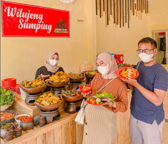Teras sunda Heni Heni, 1. Pondok Juminten, 2. Resto D’Joglo, 3. Warung Makan Pak Galo, 4. Kurma Resto & Coffee Shop, 5. Mr Teguh Chicken Satay Shop, 6. Warung Lesehan Ikan Bakar “TALAUT 225”, 7. Logissteak Blora, 8. Sambel Lalap, 9. Depot Bakmi Kolonel, 10. Warung Lesehan Rawa Peni, 11. Bakso Patriot Blora, 12. Nasi Goreng Pak Gendut Blora, 13. Bakso Kumis, 14. Sate Ayam Pak Kadirun Blora, 15. RM Padang Jetis, 16. Koplakan Pusat Kuliner, 17. Warung Mbok Penyet, 18. Ayam Geprek Sako Blora, 19. Sego Kobong 70 BBM, 20. Warung Makan Lesehan Mbak Tun, 21. Bang Jago, 22. Kedai Boemi, 23. RM. Sambele Bu’e, 24. SAVANA RESTO CAFE, 25. Teras sunda, 26. Nasi Pecel Mbah Jito, 27. Warung Pecel “Mak Tirah”, 28. Warung Makan Pojok Gogor, 29. Warung Makan Jo’gelo