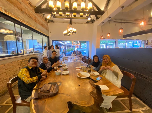 The Thirty-Six Embun Suci Nst, 1. Champion Cafe Medan, 2. Coffee Hitam Putih, 3. Sosmed Cafe Abdullah Lubis, 4. Serayu Coffee, 5. Coffee Box Palang Merah, 6. Ben’s Cafe (Tutup Sementara), 7. Opal Coffee, 8. Jinjit Coffee and bistro, 9. Macehat Coffee, 10. The L.Co Coffee, 11. Lekker Urban Food House Putri Hijau, 12. The Thirty-Six , 13. Desadesa Resto, 14. Cafe Rumah Pohon, 15. Kito Garden Cafe & Resto, 16. Opal Coffee, 17. D’Raja Coffee, 18. Roemah Kopi Wak Noer, 19. Junction Cafe, 20. Brothers Cafe, 21. Tropical Rooftop, 22. House of Brew, 23. Monk’s Coffee Roasters, 24. Kalasua Coffee and Eatery, 25. L’Tropico by Haban, 26. The Edge Restaurant, 27. Lavender The Purple, 28. At Pound, 29. Vulcanic Resto & Bar, 30. Level 02 Rooftop, 31. Purezza Cafe ( Non Halal), 32. Kinley Bistro, 33. Me & Coffee Works, 34. TableTop Board Game Cafe, 35. Kopi Kok Tong Siantar, 36. Kohi91, 37. Arata Coffee, 38. Havana Cafe, 39. Cafe Jalan Semarang