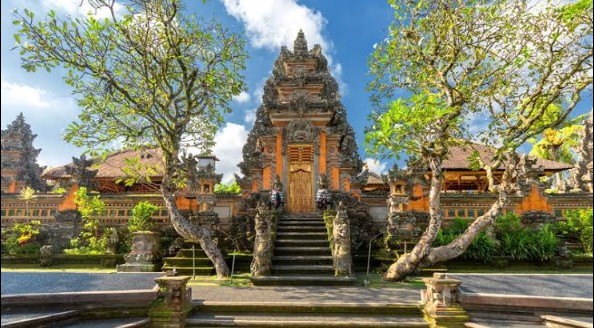 1. Monkey Forest, 2. Istana Ubud, 3. Desa Visesa Ubud, 4. Pasar Seni Ubud, 5. Puri Saren Agung Ubud, 6. Goa Gajah (Elephant Cave), 7. Agung Rai Museum of Art (ARMA) Ubud, 8. Pura Taman Kemuda Saraswati, 9. Ayung Rafting, 10. Alas Harum Bali, 11. Tari Legong Mahabharata Di Puri Ubud, 12. Air Terjun Tegenungan, 13. Campuhan Ridge Walk, 14. Gunung Kawi Ubud, 15. Pura Kehen Ubud, 16. Tirta Empul Ubud, 17. Ubud me Sari Luwak Coffee, 18. Resto Bebek Bengil Ubud, 19. Bali Bird &amp; Reptile Park, 20. Museum Antonio Blanco Ubud, 21. Museum Rudana Ubud, 22. Nyuh Kuning Village, 23. Mason Elephant Park &amp; Lodge, 24. Museum Puri Lukisan Ubud, Museum Tertua di Bali, 25. Bali ATV Ride, 26. Desa Celuk, 27. The Yoga Barn, 28. Trekking Authentik Bali, 29. Swept Away at The Samaya Ubud, 30. La View Restaurant, 31. Seniman Coffee Studio, 32. Ketuts Bali Cooking Class, 33. Four Seasons Resort Bali At Sayan, 34. Hanging Gardens Of Bali, 35. Zen Hideaway, 36. Bali Pulina, 38. Museum Seni Neka Ubud, 39. Folk Pool &amp; Gardens