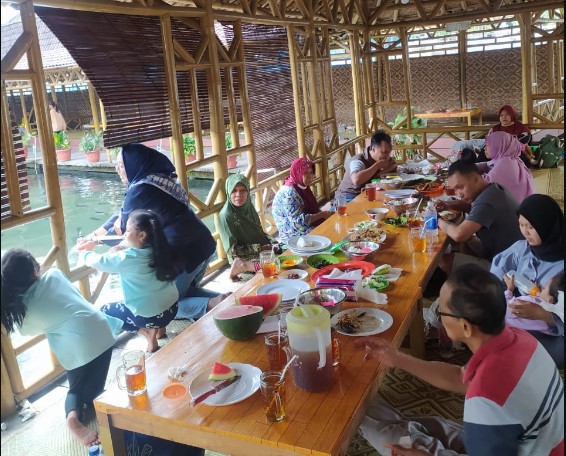Umbul Tlatar, 1. KEDAI MATMOEN, 3. Bamboo Arum Restaurant, 4. Soto Segeer Mbok Giyem, 5. Waroeng Iga Pak Wid, 6. Spesial Sambal SS Heritage, 7. Ini Baru Rajanya Steak, 8. Warung Soto Seger Hj. Fatimah, 9. Star Steak Boyolali, 10. Waroeng Wepede, 11. Ayam Penyet Suroboyo, 12. Kedai Mujur’s, 13. Mager Resto, 14. Rumah Makan Mina Tlatar Indah, 15. Warung Penyet Rejosari, 16. Ayam &amp; Bebek Goreng Pak Pono, 17. Warung Pak Pinggir Pengging, 18. Nasgor 212 Boyolali, 19. Soto Ndelik Boyolali, 20. RM Soto Rumput Khas Boyolali, 21. Omah belvan, 22. Kedai Wangsa, 23. Bebek Goreng Pak Gemboel, 24. Rumah Makan “Simo Chicken”, 25. Kedai Ayam Goreng Kremes Bu Nani, 26. Gapura Cafe &amp; Resto, 27. Kuliner Bu Yoso, 28. Yoko Ramen, 29. Deselokaton