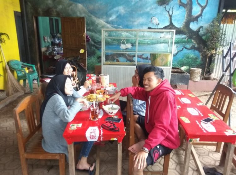 WARUNG MAKAN KEMUNING via Google Maps Lia Istifadhoh30, 1. RM. MAYANG SARI (Ayam Goreng & Panggang), 2. Javanese Village – Grandma’s Kitchen ‘Pawon Simbah’, 3. Warung Makan Bu Fauzi, 4. Dapur Pecak & Pemancingan “Mbah Kung”, 5. Berry Resto, 6. Bioskop Mie & Kopi, 7. RM Raos Eco, 8. Kendil Mas Restaurant, 9. Kedai Dahar Bumbu Kampung, 10. Rumah Makan Monggo Moro, 11. Omah Kayoe Resto Kuliner Lawasan, 12. DUA SAMBAL SUPER PENYET, 13. ALOHA Seaside Resto, 14. Forest Kopi, 15. PituLasan, 16. Mountain Cafe and Resto, 17. Ayam Goreng Gringsing (Bu Bengat), 18. Pondok Ikan Bakar Tirta Asri, 19. RM Murah Meriah Masakan Padang, 20. RM Sendang Wungu, 21. RM Padang Batang Jaya, 22. Seafood & Nasgor DCapone, 23. RM Menara Kudus, 24. Rest Area Pahala Kencana, 25. Sangria Restaurant, 26. Ayam Bakar Cemani, 27. WARUNG MAKAN KEMUNING, 28. Rumah makan Mbak YANNA