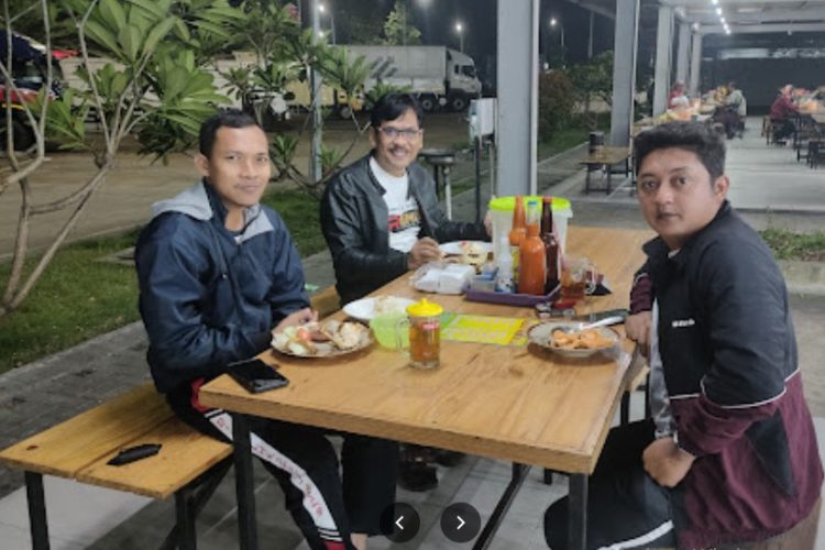 Warung Alas Daun via Google Maps Sam Widodo, 1. Rumah Makan Alang Alang, 2. Sate Kambing Muda H. Suharjo, 3. Rumah Makan Intan Jatibarang, 4. Rumah Makan Ohio, 5. RM Mantap, 6. Warung Makan Lengko Wari, 7. RM Djitoe Rajane Sambel Balongan, 8. Rumah Makan Lesehan Nur Anisa, 9. Warung Makan Sate Blengong Bu Kijah Brebes, 10. Rumah Makan Ronah, 11. RM Sate H. Moei, 12. RM. SATE KARYO, 13. Rumah Makan Putri H. Jahid, 14. RM Simpati, Jl Gor Brebes, 15. Warung Alas Daun – Warung Makan Paling Enak di Rest Area KM 260 Brebes, 16. Rumah Makan H. Dahlan, 17. Rumah Makan Kedung Roso, 18. Kupat Blengong Kasturi Rajak, 19. Bakso Pak Gimin, 20. Warung Sate Kambing Seger Bpk. Khadiri, 21. Rumah Makan Pak Tarwud, 22. Rumah Makan Putra Minang, 23. Sate Kambing SAKINAH, 24. Bu Nunung Restaurant, 25. Rumah Makan Kita Pejagan
