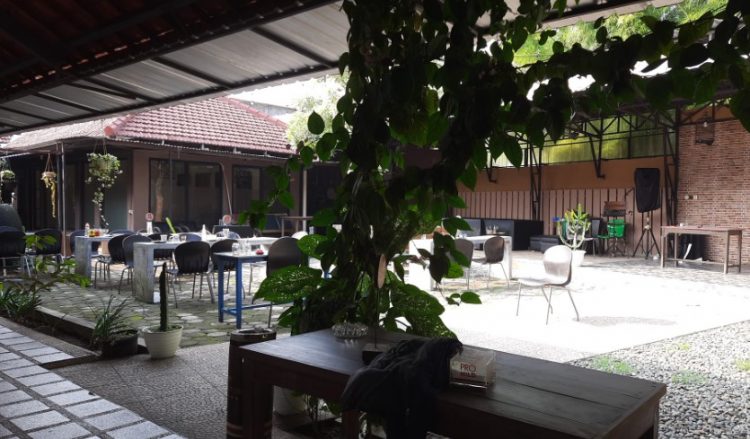 Warung Asik Cilacap via Google Maps syahid karoma, 1. Rumah Makan Taman New Aroma, 2. Rumah Makan Sari Laut, 3. Ka Ho, 4. DSC Dapur Seafood Cilacap, 5. RM Sate Kambing & Pondok Makan Lesehan Sidoroso, 6. Lesehan Ikan Bakar 70, 7. Dapur Mamo Cilacap, 8. Warung Makan David Galipat, 9. Sate Ayam Martawi, 10. Omah Sambel, 11. Mie Dua Rasa (Midura), 12. Sate Inggil, 13. Warung Asik Cilacap, 14. Cafe Daun, 15. Ayam Bakar Lunak Sawah Besar, 16. Gosteak Cilacap, 17. Rocket Chicken Rinjani, 18. Lesehan Mendoan Sudiroso, 19. Nasi rames Sabar Menanti, 20. Mie Naga, 21. Marto Joyo Restaurant, 22. Rumah Makan Padang Putra Sikumbang, 23. Pondok La-Bia, 24. Warung Ikan Bakar Sari Ayu, 25. Rumah Makan Karang Mekar, 26. Ikan Bakar Yayat, 27. Bebek goreng Lik Cip Cilacap, 28. Warung Aldo & Sky Dinning Cilacap, 29. Dapur Kharisma, 30. Bu Nur’s Local Eatery, 31. Warung Makan Bu Cici, 32. Rumah Makan Andalas, 33. Chicken Crush, 34. Rumah Makan Padang Denai, 35. AYAM GORENG KREMESAN Hj. Diah Rudiyono, 36. D’YERIKO CORNER, 37. Angkringan Babeh 3, 38. Lesehan Ikan Bakar Citra Rasa Bu Towa’ah, 39. Rumah Makan Padang Do’a Mande