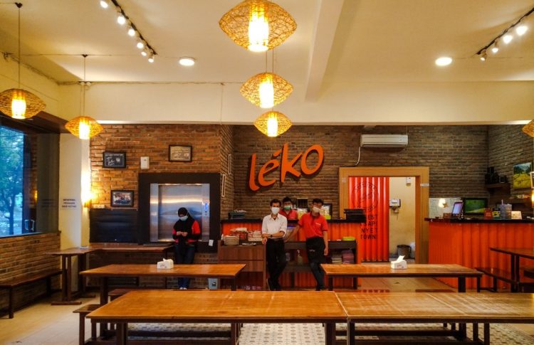 Warung Leko Sidoarjo, 1. Ikan Bakar Cianjur, 2. Bebek Goreng H Slamet, 3. Ayam Goreng Gringging Lombok, 4. Lesehan Joyo , 5. Warung Apung Rahmawati , 6. Mie Kober Ponti Sidoarjo, 7. Jank Jank Wings , 8. Qen-di Garden Resto, 9. Iga Bakar dan Steak Sidoarjo , 10. Warung Oemik Ika Ganjarane Hidayah, 11. Kupang Lontong Pak Misari , 12. Warung Leko Sidoarjo , 13. Warung Makan Murah Prasmanan Ny Indra, 14. Depok Langgeng Langgeng Sidoarjo , 15. CEKER LAPINDHO ASLI (ALUN-ALUN SIDOARJO), 16. Rawon Gajah Mada , 17. The Crabbys Sidoarjo , 18. Jon’s Cafe and Coffee , 19. Heritage Of Handayani, 20. Cocari Sidoarjo, 21. C&amp;C Spesial Iga Sapi Bakar , 22. Kedai Pakcik Abin, 23. Sop Kikil Pak Madekan, 24. Warung Handayani