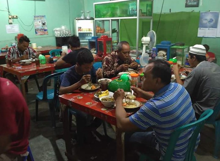 Warung Makan Babe, 1. Rumah Makan Rahayu, 2. Warung Ndeso Sarwo Eco, 3. Warung Makan Pink, 4. RM Cipto Roso Spesial Sop Balungan, 5. Warung Makan Ayam Bakar Salju, 6. Warung Makan Babe, 7. Ayam Goreng – Ayam Bakar Mbak Tari, 8. Soto Kerbau Bu Saki, 9. Ayam Geprek SaKo, 10. Smartresto, 11. Cheese and Steak, 12. RUMAH MAKAN WARISAN IBOE MBAK UTAMI, 13. RUMAH MAKAN PADANG GANEFO 10, 14. WM. Mas Kus Nasi Goreng, 15. Warung Steak Demak, 16. MR. BOY RESTO AND CAFE, 17. RM Kalijaga, 18. Warung Makan Blambangan, 19. RM Buyung Jaya, 20. Griya Dahar Safira, 21. Rumah Makan Pak H. ISMUN 3, 22. Reinz Cafe &amp; Resto, 23. RM. Ilat Jowo, 24. Sate Kambing &amp; Gule Bu Hj. Kholil, 25. Falia Resto
