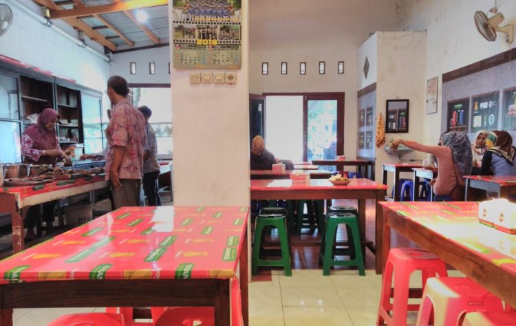 Warung Makan Bu Fauzi, 1. RM. MAYANG SARI (Ayam Goreng & Panggang), 2. Javanese Village – Grandma’s Kitchen ‘Pawon Simbah’, 3. Warung Makan Bu Fauzi, 4. Dapur Pecak & Pemancingan “Mbah Kung”, 5. Berry Resto, 6. Bioskop Mie & Kopi, 7. RM Raos Eco, 8. Kendil Mas Restaurant, 9. Kedai Dahar Bumbu Kampung, 10. Rumah Makan Monggo Moro, 11. Omah Kayoe Resto Kuliner Lawasan, 12. DUA SAMBAL SUPER PENYET, 13. ALOHA Seaside Resto, 14. Forest Kopi, 15. PituLasan, 16. Mountain Cafe and Resto, 17. Ayam Goreng Gringsing (Bu Bengat), 18. Pondok Ikan Bakar Tirta Asri, 19. RM Murah Meriah Masakan Padang, 20. RM Sendang Wungu, 21. RM Padang Batang Jaya, 22. Seafood & Nasgor DCapone, 23. RM Menara Kudus, 24. Rest Area Pahala Kencana, 25. Sangria Restaurant, 26. Ayam Bakar Cemani, 27. WARUNG MAKAN KEMUNING, 28. Rumah makan Mbak YANNA
