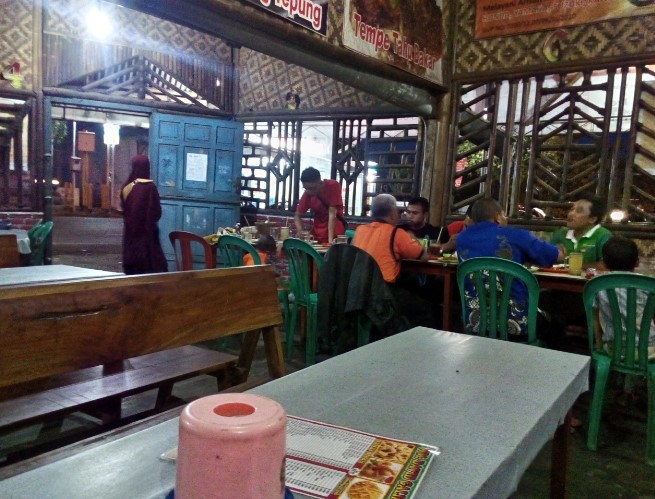 Warung Makan David Galipat via Google Maps Divio Gaming, 1. Rumah Makan Taman New Aroma, 2. Rumah Makan Sari Laut, 3. Ka Ho, 4. DSC Dapur Seafood Cilacap, 5. RM Sate Kambing & Pondok Makan Lesehan Sidoroso, 6. Lesehan Ikan Bakar 70, 7. Dapur Mamo Cilacap, 8. Warung Makan David Galipat, 9. Sate Ayam Martawi, 10. Omah Sambel, 11. Mie Dua Rasa (Midura), 12. Sate Inggil, 13. Warung Asik Cilacap, 14. Cafe Daun, 15. Ayam Bakar Lunak Sawah Besar, 16. Gosteak Cilacap, 17. Rocket Chicken Rinjani, 18. Lesehan Mendoan Sudiroso, 19. Nasi rames Sabar Menanti, 20. Mie Naga, 21. Marto Joyo Restaurant, 22. Rumah Makan Padang Putra Sikumbang, 23. Pondok La-Bia, 24. Warung Ikan Bakar Sari Ayu, 25. Rumah Makan Karang Mekar, 26. Ikan Bakar Yayat, 27. Bebek goreng Lik Cip Cilacap, 28. Warung Aldo & Sky Dinning Cilacap, 29. Dapur Kharisma, 30. Bu Nur’s Local Eatery, 31. Warung Makan Bu Cici, 32. Rumah Makan Andalas, 33. Chicken Crush, 34. Rumah Makan Padang Denai, 35. AYAM GORENG KREMESAN Hj. Diah Rudiyono, 36. D’YERIKO CORNER, 37. Angkringan Babeh 3, 38. Lesehan Ikan Bakar Citra Rasa Bu Towa’ah, 39. Rumah Makan Padang Do’a Mande