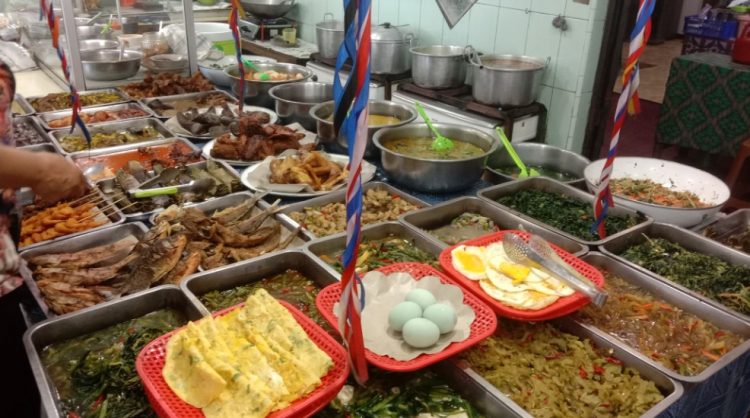 Warung Makan Ibu Hj. Kadri SD MUSAPUGA, 1. RM Serba Sambal Grobogan, 2. Danau Resto Purwodadi, 3. Rumah Makan Soybean Resto, 4. Rumah Makan Sambung Roso, 5. RM Raharjo Garang Asem, 6. Rm. Gubug Istana II, 7. Rumah Makan Ratna Arga Tirta, 8. Rumah Makan Lesehan Mbak Kar, 9. R.M. Sedep Yanto Ganjar Becek &amp; Sate Kerbau, 10. RM Noroyono Pak Djamin, 11. Pusat Kuliner Purwodadi, 12. Cafe &amp; Resto Pring Ndeso, 13. Dapoer Emak Purwodadi, 14. D’Lans Resto, 15. DEJAVU RESTO &amp; CAFE, 16. Pelangi Resto &amp; Cafe Purwodadi, 17. Warung Makan Ocha, 18. Rumah Makan MBAK SRI JAGO MUDA, 19. Rumah Makan Padang Simpang Mawar, 20. Warung Makan Ibu Hj. Kadri, 21. SUKA RASA RESTO, 22. Ayam Kremes Purwodadi, 23. Waroeng Soto Noroyono, 24. Warung Mbah Sum, 25. Babalu Crab, 26. Omah Angkringan, 27. Warung Makan Mbak Ping