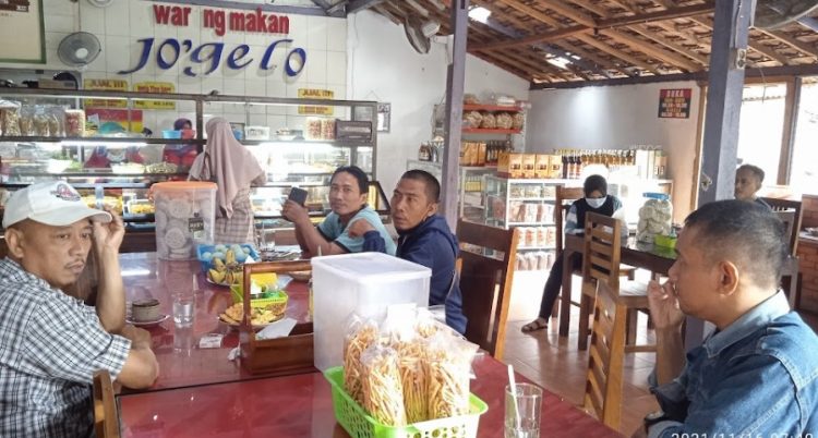 Warung Makan Jogelo via Google Maps Soesetjo SEtyo, 1. Pondok Juminten, 2. Resto D’Joglo, 3. Warung Makan Pak Galo, 4. Kurma Resto & Coffee Shop, 5. Mr Teguh Chicken Satay Shop, 6. Warung Lesehan Ikan Bakar “TALAUT 225”, 7. Logissteak Blora, 8. Sambel Lalap, 9. Depot Bakmi Kolonel, 10. Warung Lesehan Rawa Peni, 11. Bakso Patriot Blora, 12. Nasi Goreng Pak Gendut Blora, 13. Bakso Kumis, 14. Sate Ayam Pak Kadirun Blora, 15. RM Padang Jetis, 16. Koplakan Pusat Kuliner, 17. Warung Mbok Penyet, 18. Ayam Geprek Sako Blora, 19. Sego Kobong 70 BBM, 20. Warung Makan Lesehan Mbak Tun, 21. Bang Jago, 22. Kedai Boemi, 23. RM. Sambele Bu’e, 24. SAVANA RESTO CAFE, 25. Teras sunda, 26. Nasi Pecel Mbah Jito, 27. Warung Pecel “Mak Tirah”, 28. Warung Makan Pojok Gogor, 29. Warung Makan Jo’gelo
