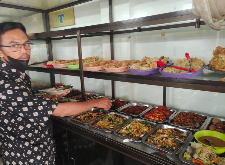 Warung Makan Ocha Agus Susanto, 1. RM Serba Sambal Grobogan, 2. Danau Resto Purwodadi, 3. Rumah Makan Soybean Resto, 4. Rumah Makan Sambung Roso, 5. RM Raharjo Garang Asem, 6. Rm. Gubug Istana II, 7. Rumah Makan Ratna Arga Tirta, 8. Rumah Makan Lesehan Mbak Kar, 9. R.M. Sedep Yanto Ganjar Becek &amp; Sate Kerbau, 10. RM Noroyono Pak Djamin, 11. Pusat Kuliner Purwodadi, 12. Cafe &amp; Resto Pring Ndeso, 13. Dapoer Emak Purwodadi, 14. D’Lans Resto, 15. DEJAVU RESTO &amp; CAFE, 16. Pelangi Resto &amp; Cafe Purwodadi, 17. Warung Makan Ocha, 18. Rumah Makan MBAK SRI JAGO MUDA, 19. Rumah Makan Padang Simpang Mawar, 20. Warung Makan Ibu Hj. Kadri, 21. SUKA RASA RESTO, 22. Ayam Kremes Purwodadi, 23. Waroeng Soto Noroyono, 24. Warung Mbah Sum, 25. Babalu Crab, 26. Omah Angkringan, 27. Warung Makan Mbak Ping