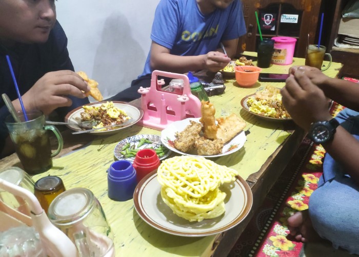 Warung Makan Lengko Wari via Google Maps Wenas Ongkowinoto, 1. Rumah Makan Alang Alang, 2. Sate Kambing Muda H. Suharjo, 3. Rumah Makan Intan Jatibarang, 4. Rumah Makan Ohio, 5. RM Mantap, 6. Warung Makan Lengko Wari, 7. RM Djitoe Rajane Sambel Balongan, 8. Rumah Makan Lesehan Nur Anisa, 9. Warung Makan Sate Blengong Bu Kijah Brebes, 10. Rumah Makan Ronah, 11. RM Sate H. Moei, 12. RM. SATE KARYO, 13. Rumah Makan Putri H. Jahid, 14. RM Simpati, Jl Gor Brebes, 15. Warung Alas Daun – Warung Makan Paling Enak di Rest Area KM 260 Brebes, 16. Rumah Makan H. Dahlan, 17. Rumah Makan Kedung Roso, 18. Kupat Blengong Kasturi Rajak, 19. Bakso Pak Gimin, 20. Warung Sate Kambing Seger Bpk. Khadiri, 21. Rumah Makan Pak Tarwud, 22. Rumah Makan Putra Minang, 23. Sate Kambing SAKINAH, 24. Bu Nunung Restaurant, 25. Rumah Makan Kita Pejagan