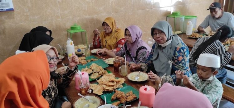 Warung Makan Mbak Ping bd Channel, 1. RM Serba Sambal Grobogan, 2. Danau Resto Purwodadi, 3. Rumah Makan Soybean Resto, 4. Rumah Makan Sambung Roso, 5. RM Raharjo Garang Asem, 6. Rm. Gubug Istana II, 7. Rumah Makan Ratna Arga Tirta, 8. Rumah Makan Lesehan Mbak Kar, 9. R.M. Sedep Yanto Ganjar Becek &amp; Sate Kerbau, 10. RM Noroyono Pak Djamin, 11. Pusat Kuliner Purwodadi, 12. Cafe &amp; Resto Pring Ndeso, 13. Dapoer Emak Purwodadi, 14. D’Lans Resto, 15. DEJAVU RESTO &amp; CAFE, 16. Pelangi Resto &amp; Cafe Purwodadi, 17. Warung Makan Ocha, 18. Rumah Makan MBAK SRI JAGO MUDA, 19. Rumah Makan Padang Simpang Mawar, 20. Warung Makan Ibu Hj. Kadri, 21. SUKA RASA RESTO, 22. Ayam Kremes Purwodadi, 23. Waroeng Soto Noroyono, 24. Warung Mbah Sum, 25. Babalu Crab, 26. Omah Angkringan, 27. Warung Makan Mbak Ping