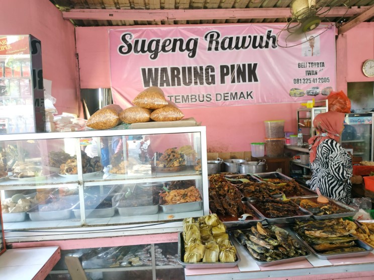 Warung Makan Pink BB EW, 1. Rumah Makan Rahayu, 2. Warung Ndeso Sarwo Eco, 3. Warung Makan Pink, 4. RM Cipto Roso Spesial Sop Balungan, 5. Warung Makan Ayam Bakar Salju, 6. Warung Makan Babe, 7. Ayam Goreng – Ayam Bakar Mbak Tari, 8. Soto Kerbau Bu Saki, 9. Ayam Geprek SaKo, 10. Smartresto, 11. Cheese and Steak, 12. RUMAH MAKAN WARISAN IBOE MBAK UTAMI, 13. RUMAH MAKAN PADANG GANEFO 10, 14. WM. Mas Kus Nasi Goreng, 15. Warung Steak Demak, 16. MR. BOY RESTO AND CAFE, 17. RM Kalijaga, 18. Warung Makan Blambangan, 19. RM Buyung Jaya, 20. Griya Dahar Safira, 21. Rumah Makan Pak H. ISMUN 3, 22. Reinz Cafe &amp; Resto, 23. RM. Ilat Jowo, 24. Sate Kambing &amp; Gule Bu Hj. Kholil, 25. Falia Resto
