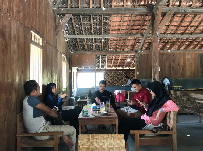 Warung Mbah Sum Fuad Tantowi, 1. RM Serba Sambal Grobogan, 2. Danau Resto Purwodadi, 3. Rumah Makan Soybean Resto, 4. Rumah Makan Sambung Roso, 5. RM Raharjo Garang Asem, 6. Rm. Gubug Istana II, 7. Rumah Makan Ratna Arga Tirta, 8. Rumah Makan Lesehan Mbak Kar, 9. R.M. Sedep Yanto Ganjar Becek &amp; Sate Kerbau, 10. RM Noroyono Pak Djamin, 11. Pusat Kuliner Purwodadi, 12. Cafe &amp; Resto Pring Ndeso, 13. Dapoer Emak Purwodadi, 14. D’Lans Resto, 15. DEJAVU RESTO &amp; CAFE, 16. Pelangi Resto &amp; Cafe Purwodadi, 17. Warung Makan Ocha, 18. Rumah Makan MBAK SRI JAGO MUDA, 19. Rumah Makan Padang Simpang Mawar, 20. Warung Makan Ibu Hj. Kadri, 21. SUKA RASA RESTO, 22. Ayam Kremes Purwodadi, 23. Waroeng Soto Noroyono, 24. Warung Mbah Sum, 25. Babalu Crab, 26. Omah Angkringan, 27. Warung Makan Mbak Ping