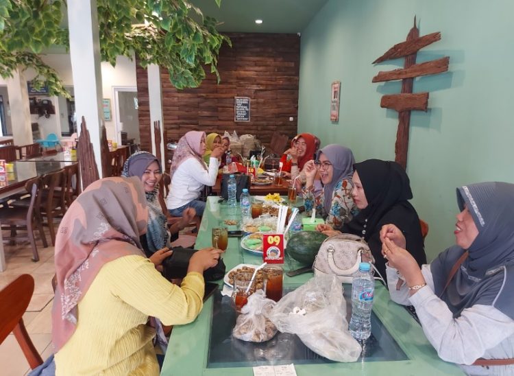 Warung Mbok Penyet via Google Maps Atiek Astuti, 1. Pondok Juminten, 2. Resto D’Joglo, 3. Warung Makan Pak Galo, 4. Kurma Resto & Coffee Shop, 5. Mr Teguh Chicken Satay Shop, 6. Warung Lesehan Ikan Bakar “TALAUT 225”, 7. Logissteak Blora, 8. Sambel Lalap, 9. Depot Bakmi Kolonel, 10. Warung Lesehan Rawa Peni, 11. Bakso Patriot Blora, 12. Nasi Goreng Pak Gendut Blora, 13. Bakso Kumis, 14. Sate Ayam Pak Kadirun Blora, 15. RM Padang Jetis, 16. Koplakan Pusat Kuliner, 17. Warung Mbok Penyet, 18. Ayam Geprek Sako Blora, 19. Sego Kobong 70 BBM, 20. Warung Makan Lesehan Mbak Tun, 21. Bang Jago, 22. Kedai Boemi, 23. RM. Sambele Bu’e, 24. SAVANA RESTO CAFE, 25. Teras sunda, 26. Nasi Pecel Mbah Jito, 27. Warung Pecel “Mak Tirah”, 28. Warung Makan Pojok Gogor, 29. Warung Makan Jo’gelo