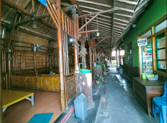 Warung Ndeso Sarwo Eco Taufik A. Yudanto, 1. Reinz Cafe &amp; Resto, 2. Opa Milk, 3. Hehe Coffee, 4. Demak Coffee, 5. Sultan Factory, 6. Angkringan Rooftop, 7. neo.Kafe’in Coffee Shop, 8. Kafe King88, 9. Angkringan Cindel Tikus, 10. Awan Biru Coffeeshop, 11. HN Cafe and Resto, 12. Warung Ndeso Sarwo Eco, 13. Griya Dahar Safira (Tutup), 14. Rumah Makan Rahayu, 15. Rumah Makan Cipto Roso, 16. Kantin Mas Boim, 17. Junio Cafe, 18. Aro Cafe (Tutup), 19. Togo Kitchen &amp; Caffe, 20. Omah Tiganam (Tutup), 21. Nggon Nongkrong’s Cafe (Tutup), 22. The Cups Demak, 23. Kopi Ruang Hati, 24. MIE LOKA, 25. Pados Coffee Roastery, 26. Lelaku, 27. Kongkow Cafe, 28. Ratika Catering Demak, 29. D Coffee C RASTA, 30. Raihan Coffee, 31. BELIKOPI. DEMAK, 32. ATOMIC DEMAK, 33. Nguyup Kopi Roastery