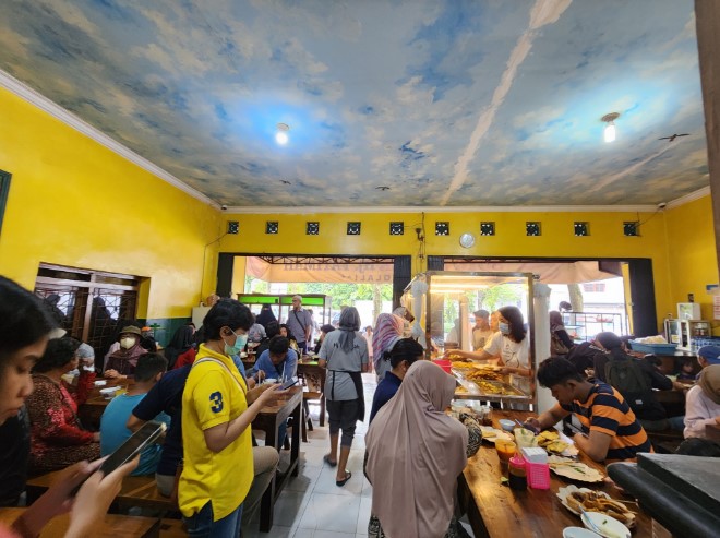 Warung Soto Seger Hj. Fatimah, 1. KEDAI MATMOEN, 3. Bamboo Arum Restaurant, 4. Soto Segeer Mbok Giyem, 5. Waroeng Iga Pak Wid, 6. Spesial Sambal SS Heritage, 7. Ini Baru Rajanya Steak, 8. Warung Soto Seger Hj. Fatimah, 9. Star Steak Boyolali, 10. Waroeng Wepede, 11. Ayam Penyet Suroboyo, 12. Kedai Mujur’s, 13. Mager Resto, 14. Rumah Makan Mina Tlatar Indah, 15. Warung Penyet Rejosari, 16. Ayam &amp; Bebek Goreng Pak Pono, 17. Warung Pak Pinggir Pengging, 18. Nasgor 212 Boyolali, 19. Soto Ndelik Boyolali, 20. RM Soto Rumput Khas Boyolali, 21. Omah belvan, 22. Kedai Wangsa, 23. Bebek Goreng Pak Gemboel, 24. Rumah Makan “Simo Chicken”, 25. Kedai Ayam Goreng Kremes Bu Nani, 26. Gapura Cafe &amp; Resto, 27. Kuliner Bu Yoso, 28. Yoko Ramen, 29. Deselokaton