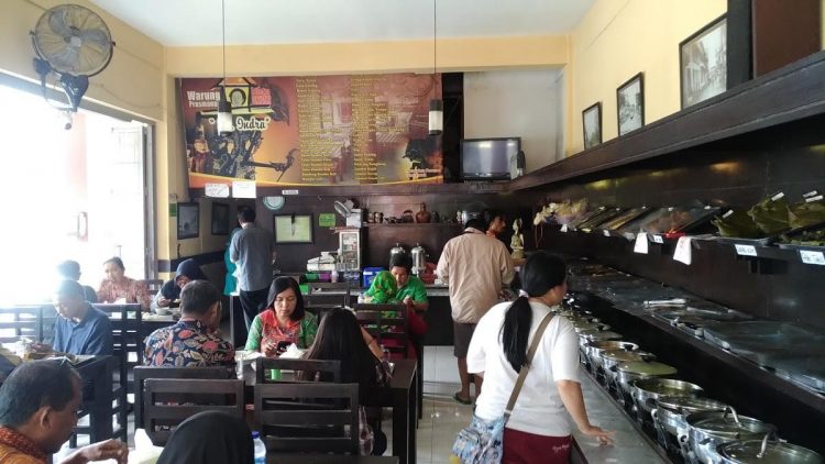 Warung Prasmanan Ny Indra via Restaurant Guru, 1. Ikan Bakar Cianjur, 2. Bebek Goreng H Slamet, 3. Ayam Goreng Gringging Lombok, 4. Lesehan Joyo , 5. Warung Apung Rahmawati , 6. Mie Kober Ponti Sidoarjo, 7. Jank Jank Wings , 8. Qen-di Garden Resto, 9. Iga Bakar dan Steak Sidoarjo , 10. Warung Oemik Ika Ganjarane Hidayah, 11. Kupang Lontong Pak Misari , 12. Warung Leko Sidoarjo , 13. Warung Makan Murah Prasmanan Ny Indra, 14. Depok Langgeng Langgeng Sidoarjo , 15. CEKER LAPINDHO ASLI (ALUN-ALUN SIDOARJO), 16. Rawon Gajah Mada , 17. The Crabbys Sidoarjo , 18. Jon’s Cafe and Coffee , 19. Heritage Of Handayani, 20. Cocari Sidoarjo, 21. C&amp;C Spesial Iga Sapi Bakar , 22. Kedai Pakcik Abin, 23. Sop Kikil Pak Madekan, 24. Warung Handayani